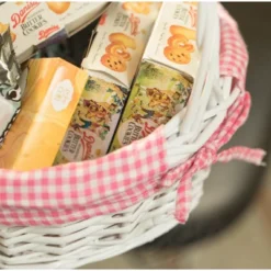 Wickerwise White Round Willow Gift Basket, With Gingham Liner And Handles -Home Decoration Store GUEST fff17145 7551 432d bdea 6612d7eda634